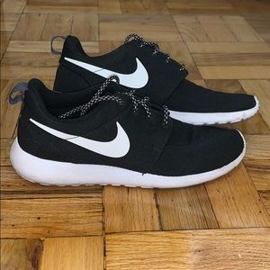 *TRENDY* Black Nike Roshe Sneakers
